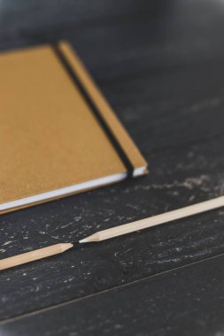 birbirlerine bakan zıt yönlerde siyah ve beyaz kalem 