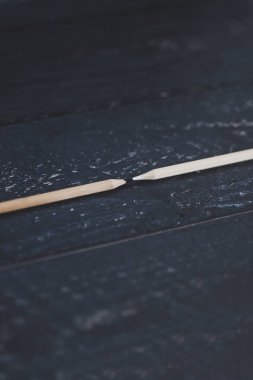 birbirlerine bakan zıt yönlerde siyah ve beyaz kalem