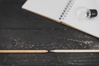 siyah ve beyaz kalem birbirlerine bakan koyu ahşap masa zekâ