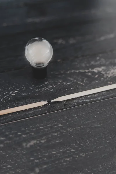 電球で向かい合う黒と白の鉛筆 — ストック写真