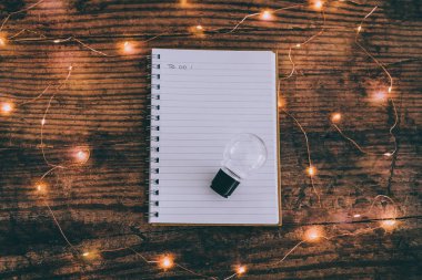 yeni fikirler için zaman Notebook ve ampul surrounde ile yatık