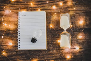 zaman hedefleri kum saati, ampul başarmak ve yapmak için Lis