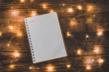 peri ışıkları bokeh ile çevrili Notebook listesi yapmak