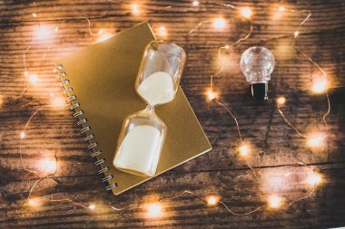 zaman hedefleri kum saati, ampul başarmak ve yapmak için Lis