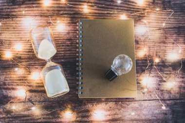 zaman hedefleri kum saati, ampul başarmak ve yapmak için Lis