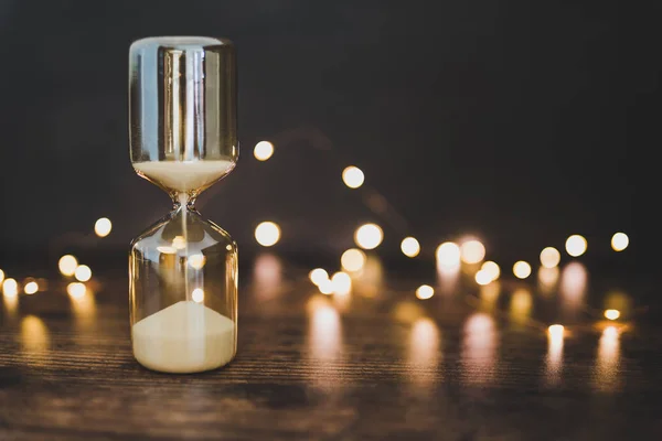 Gestão do tempo ampulheta cercada por luzes de fadas bokeh — Fotografia de Stock