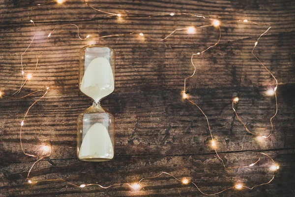 Time management flatlay with hourglass surrounded by fairy light — Stock Photo, Image