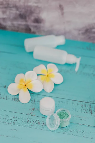 Organiska lotion och hudvårdsprodukter med tropiska blommor och — Stockfoto