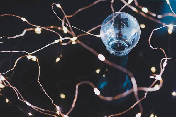 Glödlampa på Urklipp med String Lights, nya idéer på jobbet — Stockfoto