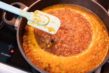 ocakta tencerede kaynayan kabak domates bezelye çorbası