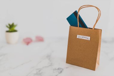 günlük ve şık i karışımı ile mermer masa üstü üzerinde alışveriş çantası