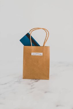 ödeme kartı ile mermer masa üstü üzerinde alışveriş çantası