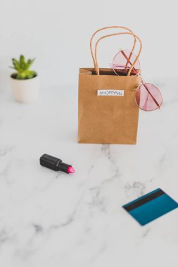 günlük ve şık i karışımı ile mermer masa üstü üzerinde alışveriş çantası