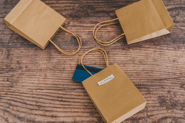 Flatlay con bolsas de tienda con etiquetas y tarjetas de pago que salen o — Foto de Stock