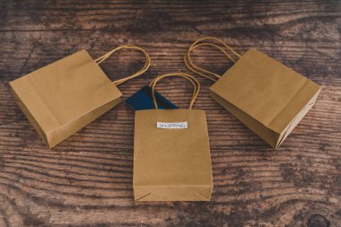 etiketleri ve paymen kartı ile dükkan çantaları ile flatlay dışarı haşhaş o