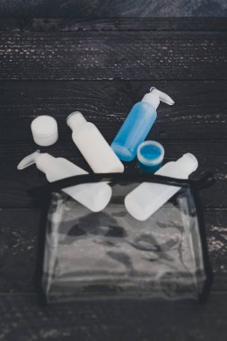 şeffaf kese, spa ve şımartma kavramı dışarı haşhaş losyonlar ve nemlendiriciler seti