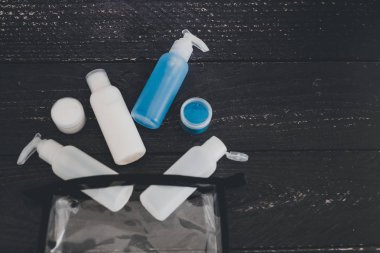 şeffaf kese, spa ve şımartma kavramı dışarı haşhaş losyonlar ve nemlendiriciler seti