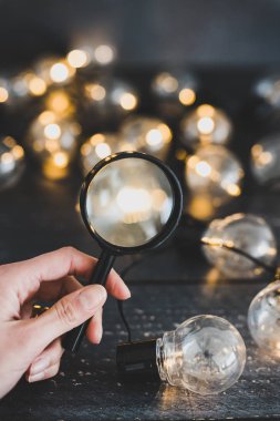 şekil farklı fikirleri analiz büyüteç tutan el