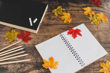 renkli kalemler notepa ile okul masa düzeni geri