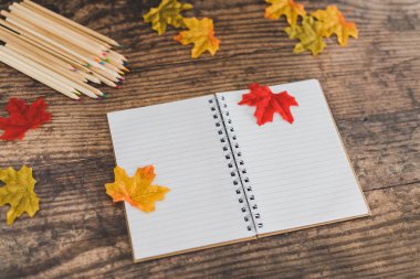 renkli kalemler notepa ile okul masa düzeni geri