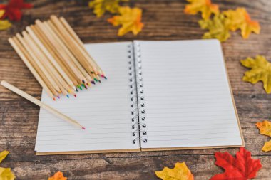 renkli kalemler notepa ile okul masa düzeni geri