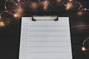 ahşap masada işaretlemek için durumlarda boş liste ile pano 