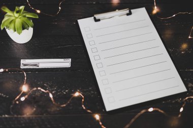 ahşap masada işaretlemek için durumlarda boş liste ile pano 