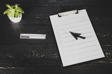 ahşap masada işaretlemek için durumlarda boş liste ile pano 