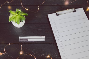 ahşap masada işaretlemek için durumlarda boş liste ile pano 