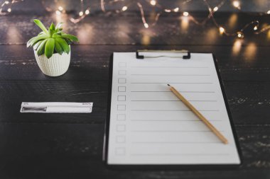 ahşap masada işaretlemek için durumlarda boş liste ile pano 