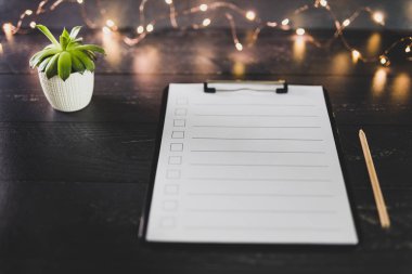 ahşap masada işaretlemek için durumlarda boş liste ile pano 