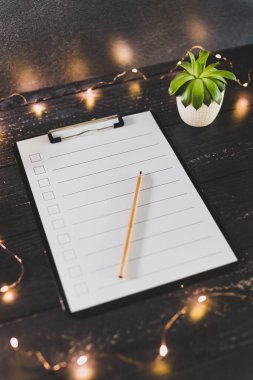 ahşap masada işaretlemek için durumlarda boş liste ile pano 