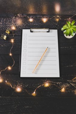 ahşap masada işaretlemek için durumlarda boş liste ile pano 