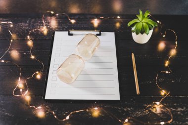 ahşap masada işaretlemek için durumlarda boş liste ile pano 