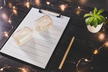 ahşap masada işaretlemek için durumlarda boş liste ile pano 