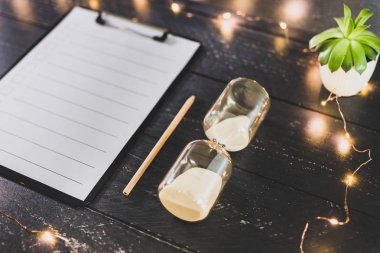 ahşap masada işaretlemek için durumlarda boş liste ile pano 