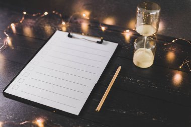 ahşap masada işaretlemek için durumlarda boş liste ile pano 