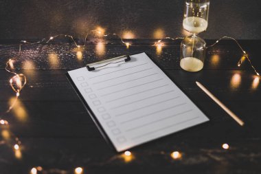 ahşap masada işaretlemek için durumlarda boş liste ile pano 