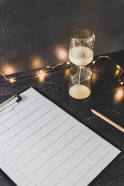 ahşap masada işaretlemek için durumlarda boş liste ile pano 