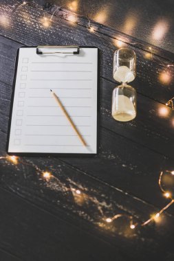 ahşap masada işaretlemek için durumlarda boş liste ile pano 