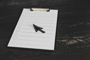 ahşap masada işaretlemek için durumlarda boş liste ile pano 