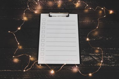 ahşap masada işaretlemek için durumlarda boş liste ile pano 