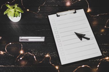 ahşap masada işaretlemek için durumlarda boş liste ile pano 