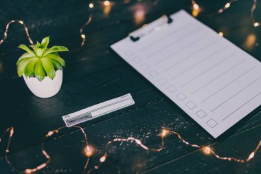 ahşap masada işaretlemek için durumlarda boş liste ile pano 