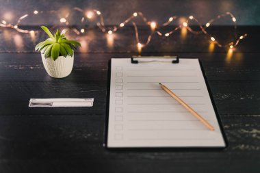 ahşap masada işaretlemek için durumlarda boş liste ile pano 