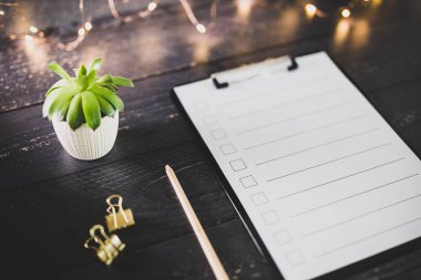 ahşap masada işaretlemek için durumlarda boş liste ile pano 