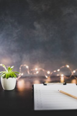 ahşap masada işaretlemek için durumlarda boş liste ile pano 