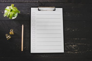 ahşap masada işaretlemek için durumlarda boş liste ile pano 