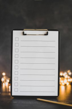 ahşap masada işaretlemek için durumlarda boş liste ile pano 