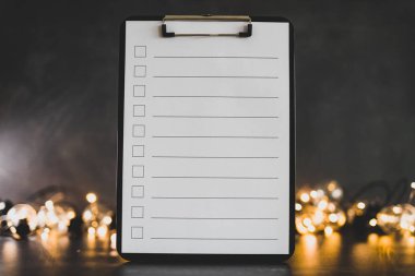 ahşap masada işaretlemek için durumlarda boş liste ile pano 